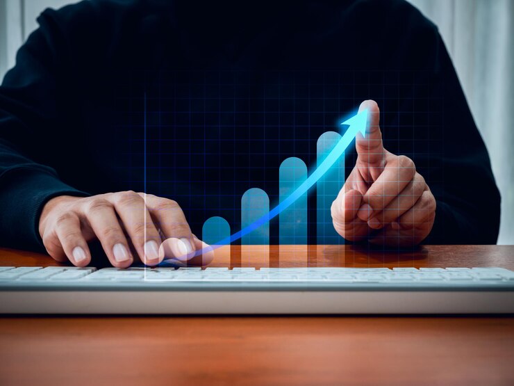 Photo technique d'investissement rendement financier sur l'investissement roi concepts flèche vers le haut dessiner et pointer par l'homme d'affaires main sur le graphique de croissance numérique diagramme sur l'écran virtuel sur le clavier de l'ordinateur sur la table