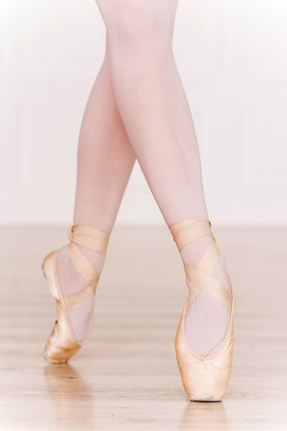 Technique des pointes. Gros plan des jambes de ballerine en tutu blanc et chaussons