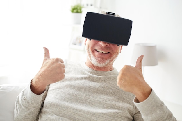 Technologie 3d, réalité augmentée, jeu, divertissement et concept de personnes - homme senior heureux avec casque virtuel ou lunettes 3d jouant au jeu vidéo à la maison