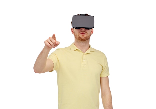 Technologie 3d, réalité virtuelle, concept de divertissement et de personnes - jeune homme avec casque de réalité virtuelle ou lunettes 3d jouant au jeu