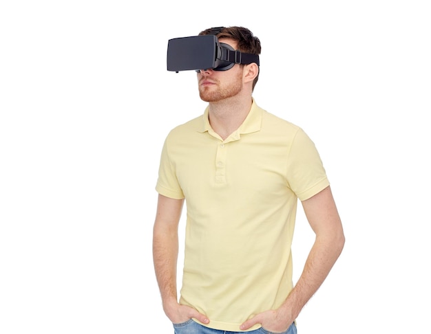 Technologie 3d, réalité virtuelle, concept de divertissement et de personnes - jeune homme avec casque de réalité virtuelle ou lunettes 3d