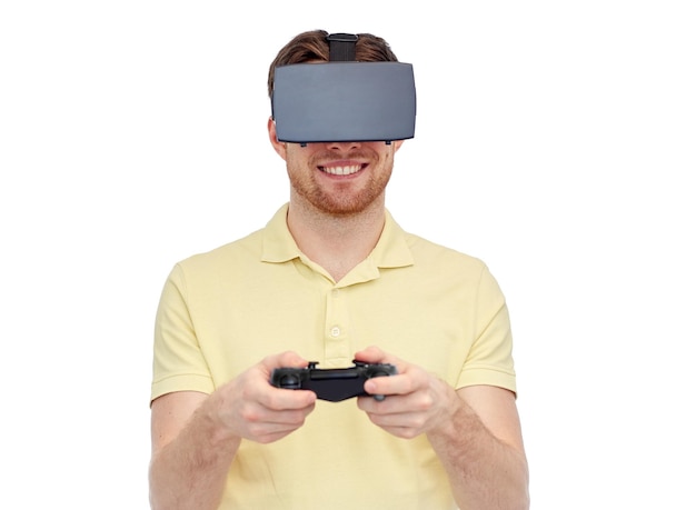 Technologie 3d, réalité virtuelle, concept de divertissement et de personnes - jeune homme heureux avec un casque de réalité virtuelle ou des lunettes 3d jouant avec une manette de jeu