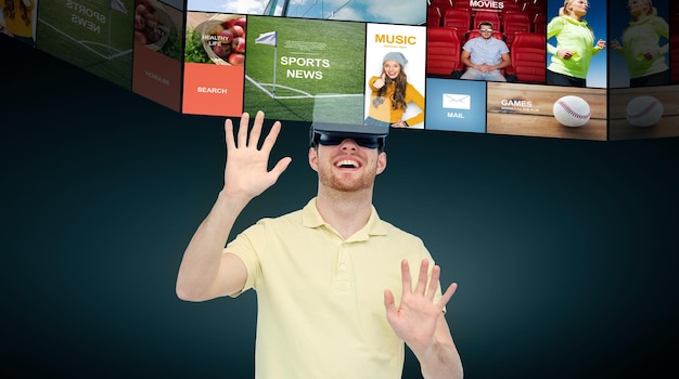 Technologie 3d, réalité virtuelle, cyberespace, concept de divertissement et de personnes - jeune homme heureux avec casque de réalité virtuelle ou réseau de lunettes 3d sur fond noir
