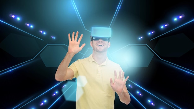 Technologie 3d, réalité virtuelle, cyberespace et concept de personnes - jeune homme heureux avec casque de réalité virtuelle ou lunettes 3d touchant la projection d'écran sur fond noir et lumière laser