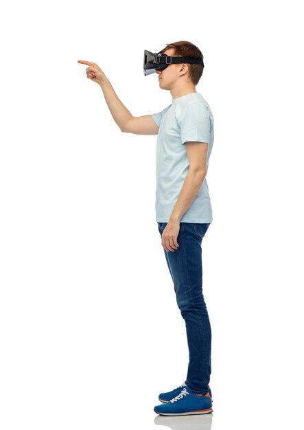 Technologie 3d, réalité virtuelle, divertissement, cyberespace et concept de personnes - jeune homme heureux avec un casque de réalité virtuelle ou des lunettes 3d jouant à un jeu et touchant quelque chose