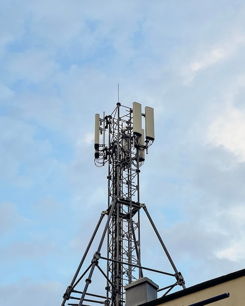 Technologie au sommet de la tour de télécommunication GSM 5G4G avec espace de copieAntennes de téléphonie cellulaire sur un toit de bâtimentAntennes de télévision de mât de télécommunicationSystème de communication de développement