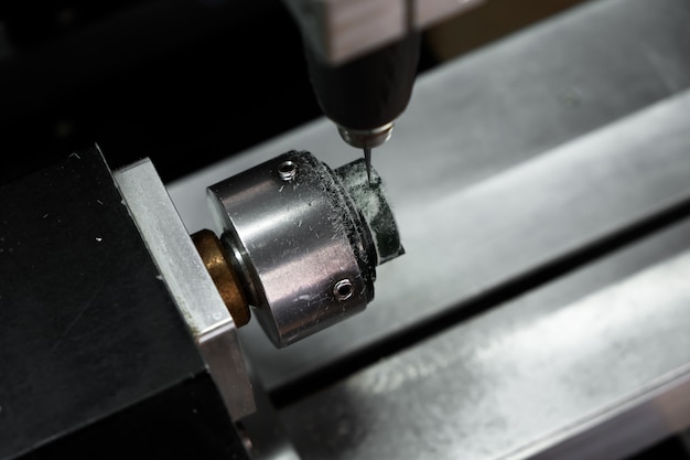Technologie de bijoux moderne. La machine CNC découpe l'anneau de cire verte. Production d'anneaux. Fabrication de bijoux artisanaux.