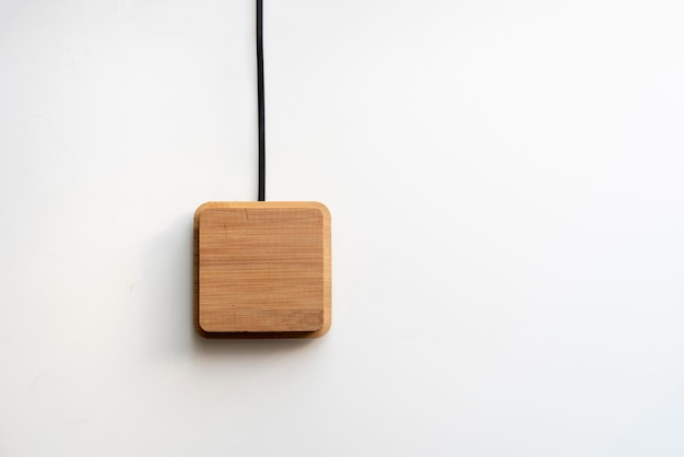 Une technologie de charge d'alimentation de smartphone sans fil de style moderne en bois