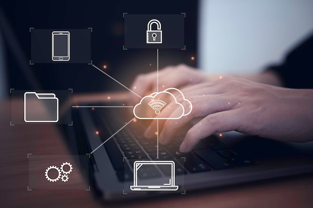 Technologie cloud Stockage de données Concept de mise en réseau et de service Internet L'homme d'affaires utilise un ordinateur portable avec un diagramme de cloud computing à portée de main