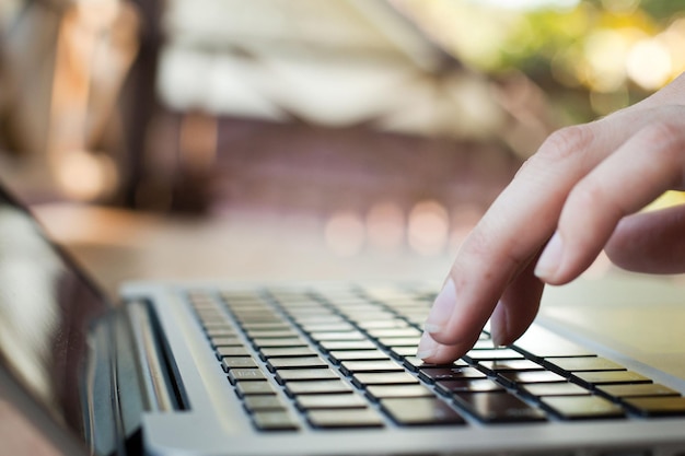 Photo technologie doigts touchent le clavier