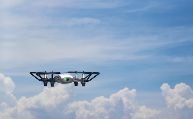 La technologie des drones vole dans les airs