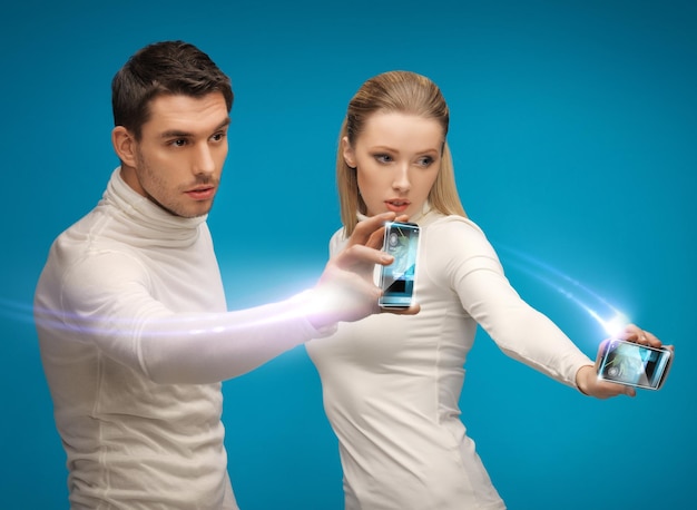 technologie future et science-fiction - homme et femme futuristes travaillant avec des gadgets