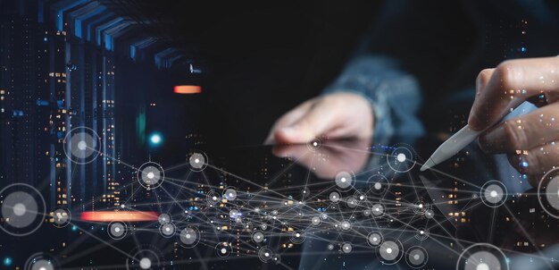 La technologie numérique, les grandes données, l'internet, le concept de connexion au réseau mondial, l'homme utilisant une tablette et un ordinateur portable avec une ligne de connexion Internet et une technologie de ville intelligente.