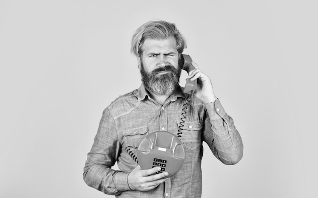 Technologie obsolète Communication téléphonique du gestionnaire Répondeur Conversation téléphonique d'un hipster barbu Appeler les clients Téléphone rétro Automatisation du marketing Appel aux anciens clients Script