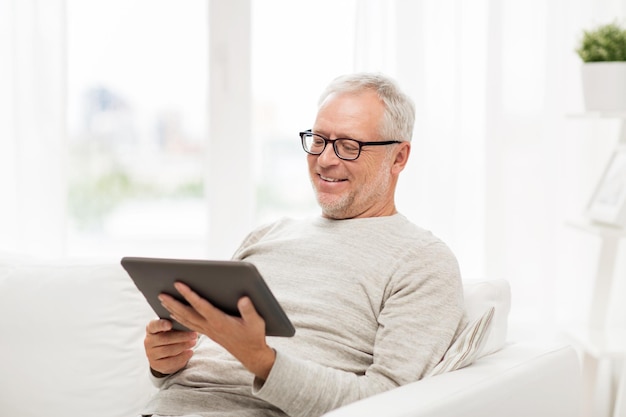 technologie, personnes et mode de vie, concept d'apprentissage à distance - homme senior avec tablette pc à la maison