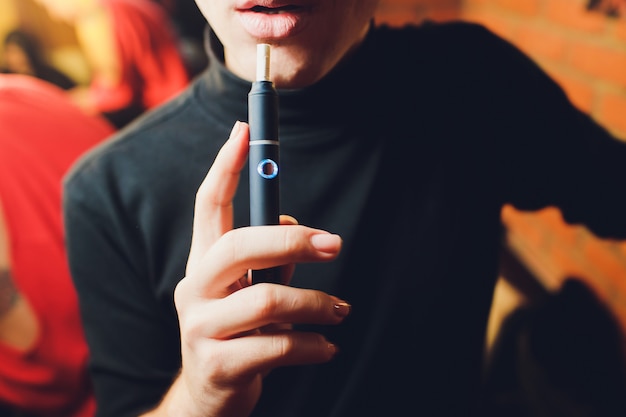 Technologie de produits du tabac qui ne chauffent pas. e-cigarette avant de fumer.