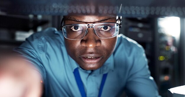 Technologie sérieuse et portrait de l'homme avec la cybersécurité pour prévenir l'arnaque de piratage ou le phishing Protection des données contre la fraude et codeur africain avec crise d'erreur ou informatique en nuage pour le dépannage