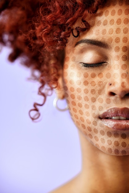 Technologie de soins de la peau et reconnaissance faciale pour la beauté avec une femme sur un fond violet en studio Face futur et innovation avec un jeune modèle scannant pour rendre sa peau pour la transformation