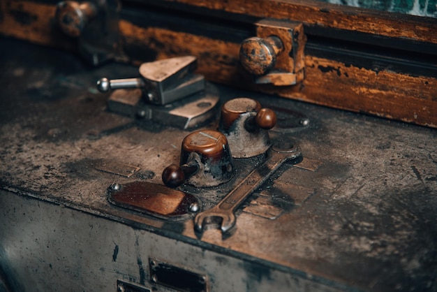 Technologie de traitement des métaux sur une machine de découpe de métal vintage