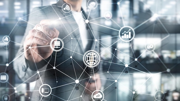 Technologies de l'information et des télécommunications TIC et concepts de l'internet des objets IOT Diagrammes avec des icônes sur les arrière-plans de la salle des serveurs