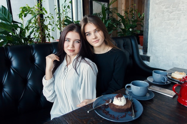 Technologies, Mode De Vie, Nourriture, Personnes, Adolescents Et Concept De Café - Deux Jeunes Femmes Prenant Un Selfie Avec Un Téléphone Intelligent Dans Le Centre-ville. Concept De Bonheur Sur Les Gens, Boire Du Thé