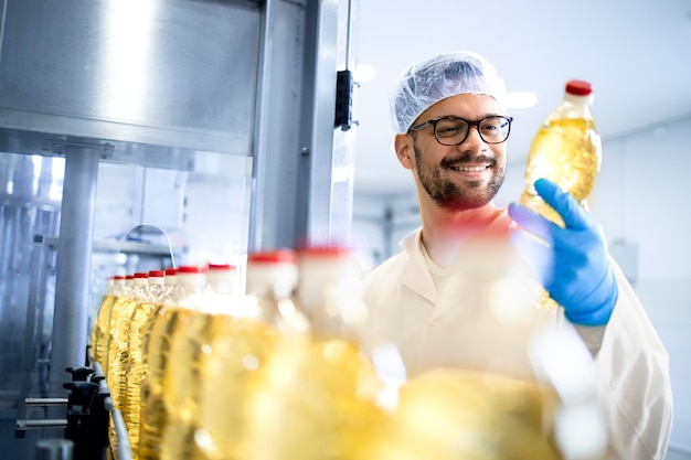 Un technologue expérimenté travaillant dans une usine alimentaire et contrôlant la production d'huile végétale