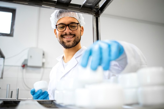 technologue en travail pharmaceutique travaillant dans une usine de cosmétiques avec des produits de crème de soins de santé