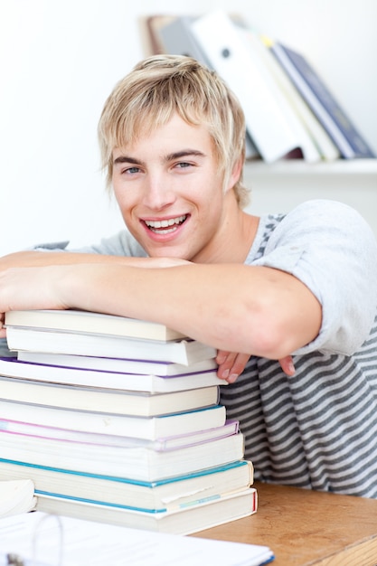 Tee-shirt souriant étudiant beaucoup de livres