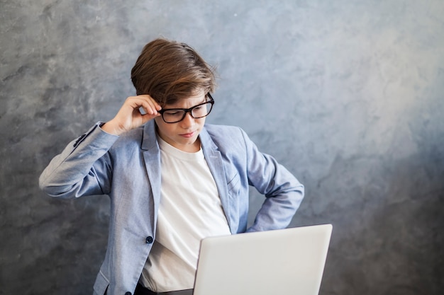 Teen boy travaillant sur un ordinateur portable