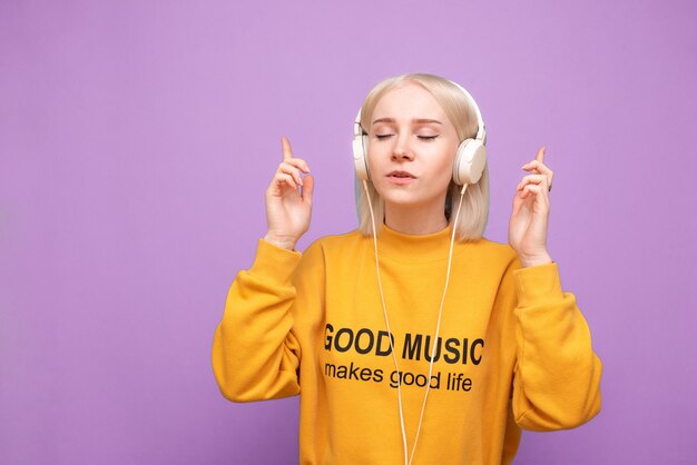 Teen femme aime la musique isolée