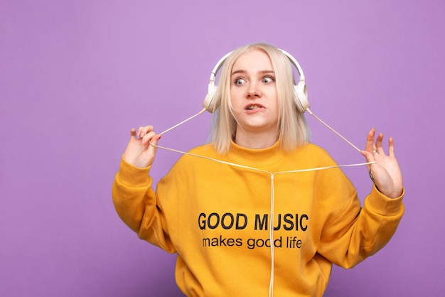 Teen femme aime la musique isolée