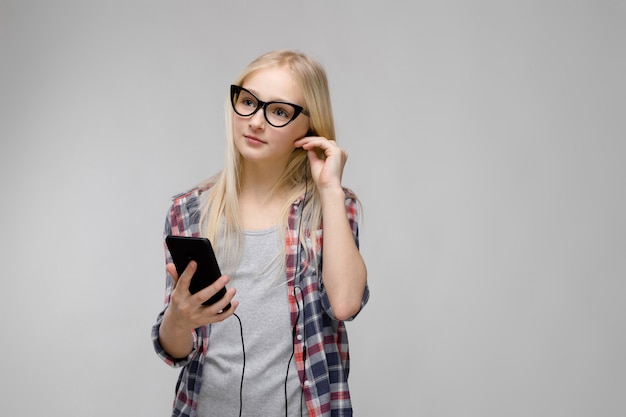 Teen fille écoutant de la musique de téléphone via des écouteurs.