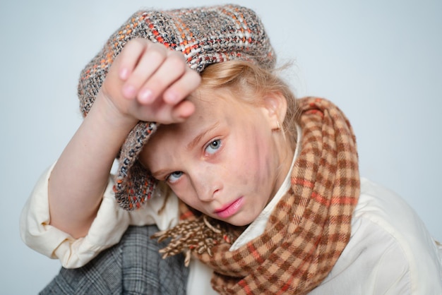 Teen girl en costume rétro. enfant à l'ancienne en béret. enfant de la rue au visage sale. style anglais vintage. Sans-abri. modèle de mode rétro. Vintage. En attente d'inspiration. fille fatiguée a le visage sale