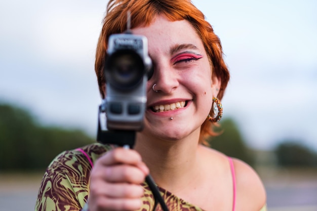 Teen girl holding caméscope vintage sur le tournage du film