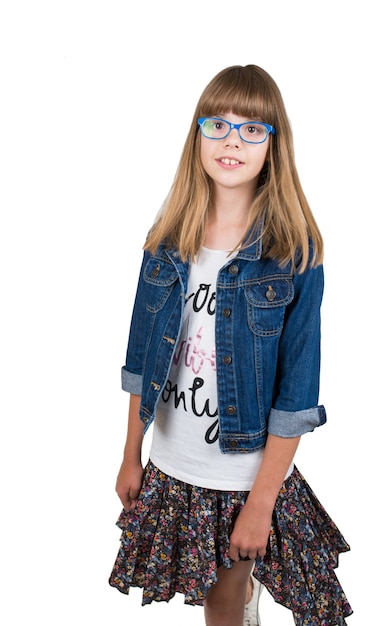 Teen girl in lunettes et veste en jean sur fond clair