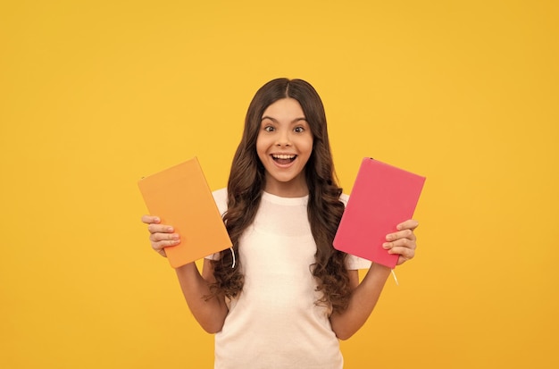 Teen girl with book kid planification son étude étudiant se préparer à l'examen écolière faire ses devoirs