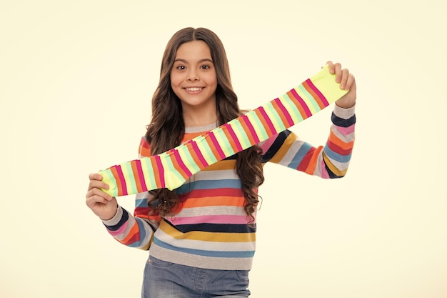 Teen hold strip sock sur fond blanc Enfant tenant une paire de chaussettes dénudées