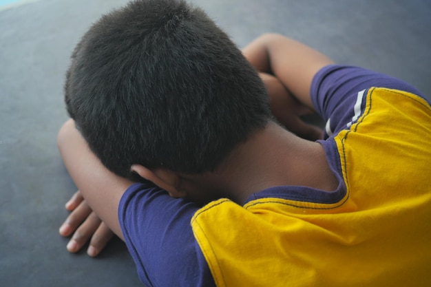 Teenage boy tête en bas sur le bureau