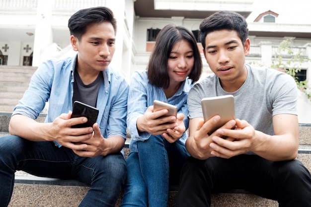 Teenage étudiant en utilisant un téléphone mobile numérique