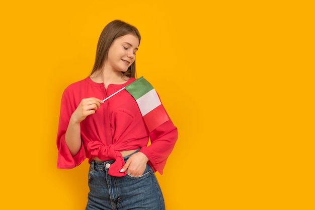 Teenage girl détient le drapeau de l'Italie Studio photo Programme d'échange d'étudiants se rend en Italie Copy space