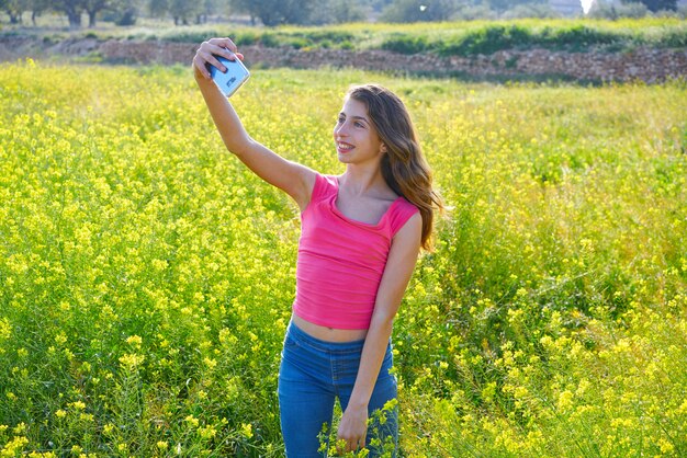 Teenie selfie vidéo photo printemps meadow