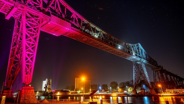 Tees Transporter Bridge sous les lumières colorées de nuit à Middlesbrough, Royaume-Uni