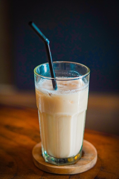 Teh tarik est une photo premium de boisson au thé au lait chaud populaire