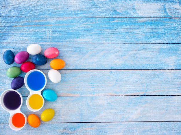 Teindre des oeufs pour la coloration des vacances de Pâques