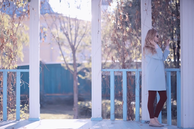 teinte d'été fille adulte vintage / femme adulte heureuse s'amusant et profite de l'été fille d'été