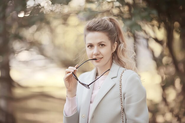 teinte d'été fille adulte vintage / femme adulte heureuse s'amusant et profite de l'été fille d'été