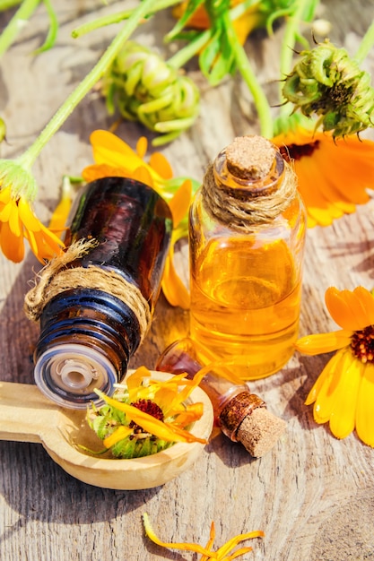 Teinture de Calendula dans une petite bouteille. Mise au point sélective.