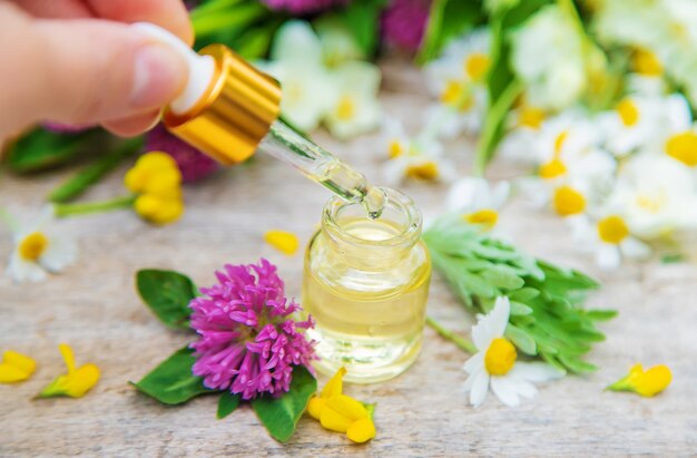 Teinture d'herbes médicinales dans une petite bouteille