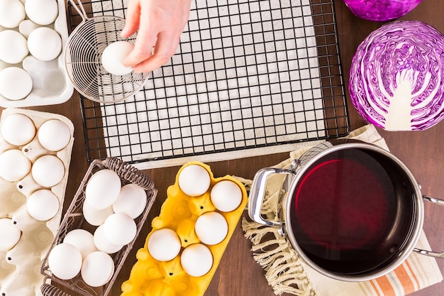 Teinture des œufs de Pâques avec des colorants naturels.