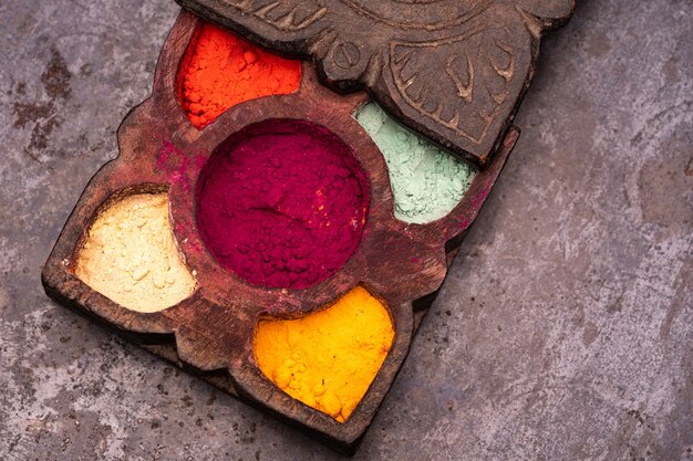 Teintures colorées vibrantes dans les couleurs Holi de l'Inde